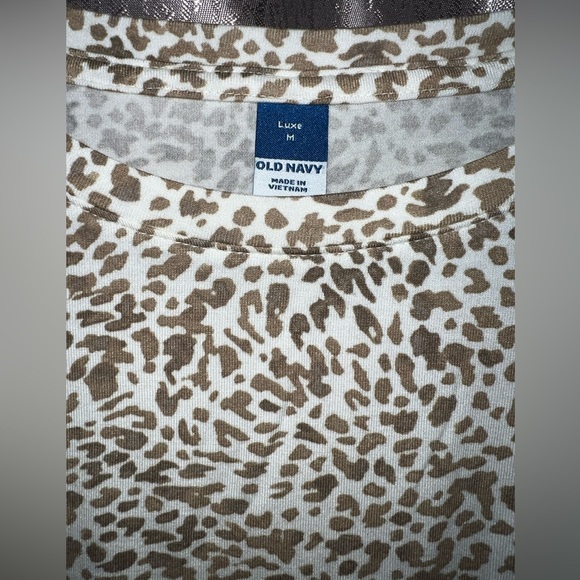 Old Navy Leopard Print Tee, size Medium, Never worn - Picture 3 of 5